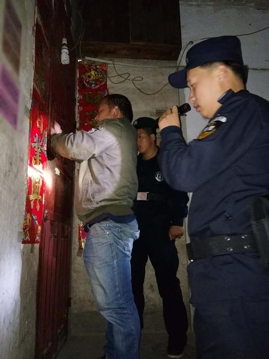 红花岗区粗心妈妈误将幼女锁家中 